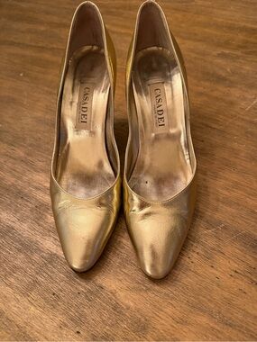 Vintage Casadei Gold Leather Pointed-Toe Pumps 8AA